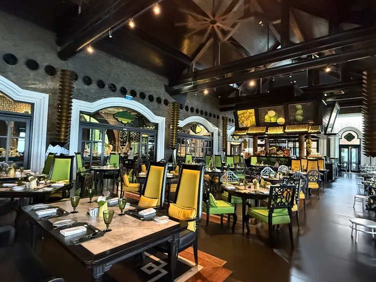 「Citron」來自於法文的檸檬，也因此在餐廳空間內可以看到不少鮮黃以及清新的果綠桌椅擺設。S.H.攝