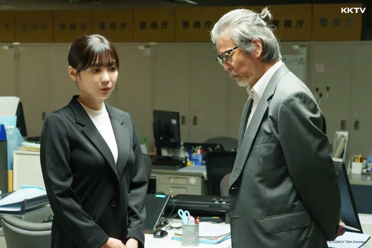 唐澤壽明（右）劇中成為倉科加奈等年輕刑警的教練。KKTV提供