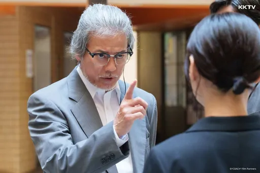 唐泽寿明满头白发冲击现身!戏外改当「演技教练」收工1举动帅翻