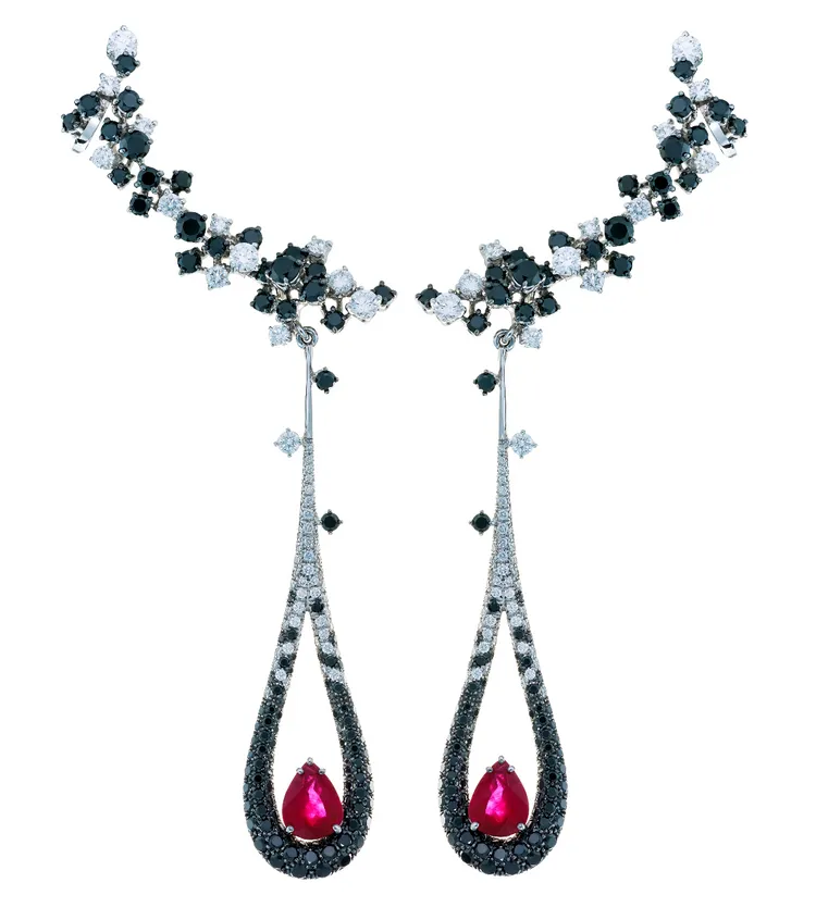 DAMIANI Masterpiece大師傑作Light Rain系列18K白金紅寶石與
黑白鑽石耳環，133萬元。品牌提供