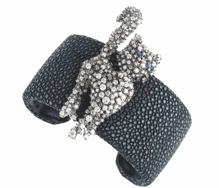 DAMIANI Animalia時尚動物園系列黑色珍珠魚皮貓咪鑽石手
鐲，鑽石重總重7.74克拉，130萬元。品牌提供