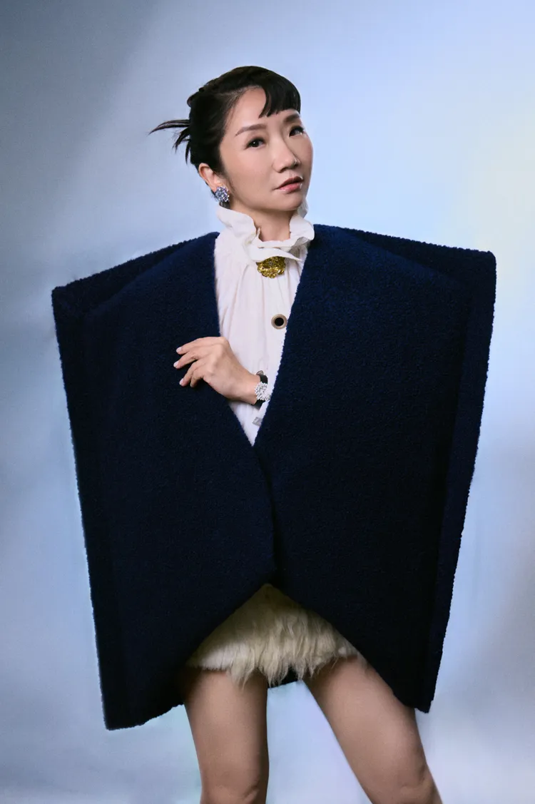 陶晶瑩典禮上身著有雕塑結構線條的深藍色幾何西裝。品牌提供