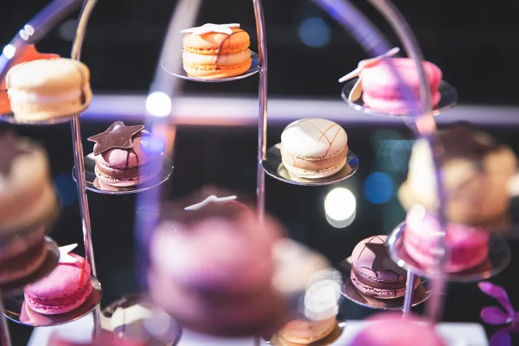 幸運之輪跨年煙火派對可享無限暢飲精選美酒與主廚精緻小點，體驗難忘的味蕾饗宴。台北遠東香格里拉提供