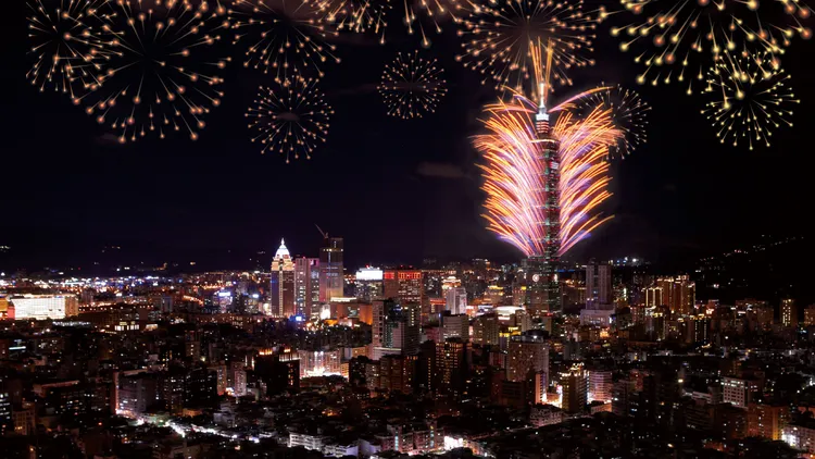 跨年派對重頭戲將於43樓頂樓池畔以絕佳視角欣賞台北101煙火盛放的震撼時刻。台北遠東香格里拉提供