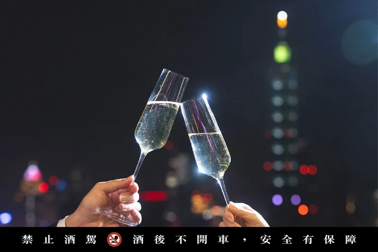 台北遠東香格里拉「幸運之輪」跨年煙火派對，以華麗的賭城之夜與美食美酒為倒數盛典揭開序幕，成人每位4280+10%元起。台北遠東香格里拉提供