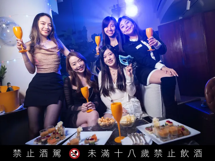 「馬可波羅酒廊跨年派對」現場亦備有精選美酒與多款精緻點心，及台北101煙火最震撼的第一排視角。台北遠東香格里拉提供