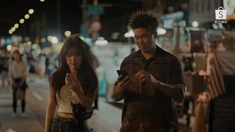 李多慧和郭泓志在夜市篇廣告裡造型有趣。翻攝自蝦皮購物YouTube