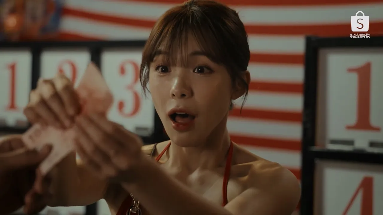 李多慧在广告里扮演夜市摊位摊商。翻摄自虾皮购物YouTube