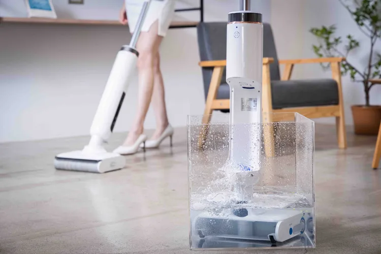 DIKE S2高效自清潔洗地機自清潔系統，能深層管道沖洗與滾刷清潔底座。DIKE提供