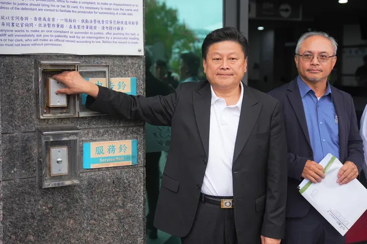 傅崐萁在律師陪同下,前往花蓮地檢署提告張峻六項罪名。