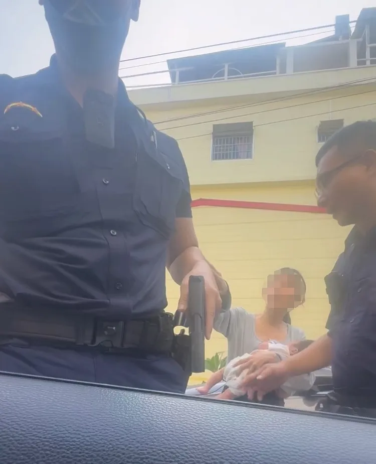 阮女抱著剛滿月的男嬰勸和。翻攝畫面