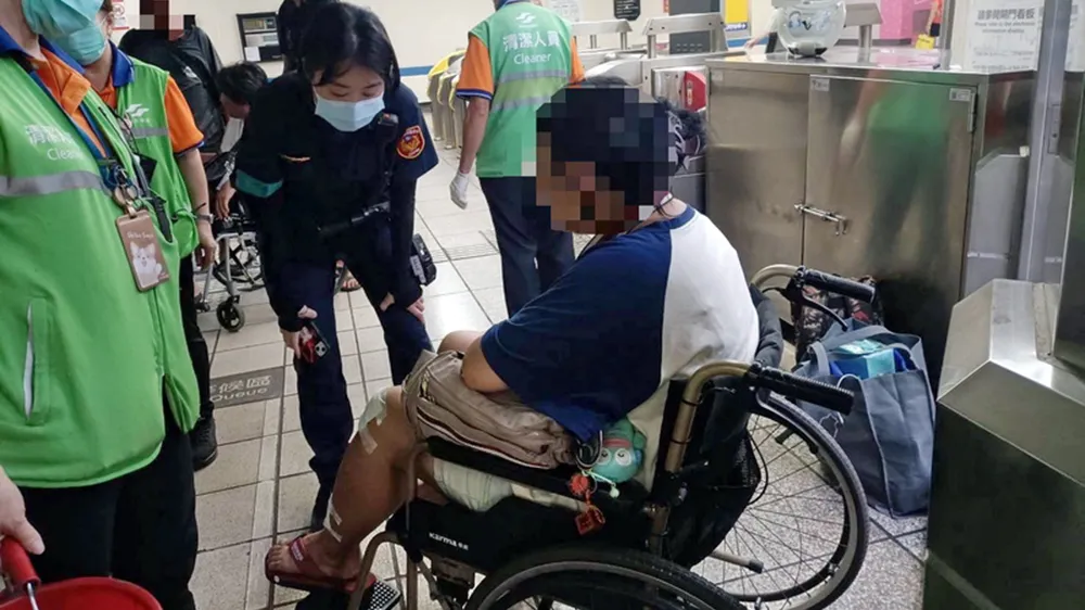 台北捷运板南线新埔站,11日中午传出站内手扶梯遭乘客的胶鞋卡住,手扶梯故障晃动造成乘客跌倒。消防局将伤者送医治疗,警方也在现场关怀慰问。中央社