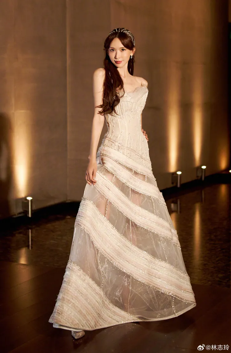 林志玲昨晚身穿仙氣飄飄的禮服表演。翻攝林志玲微博