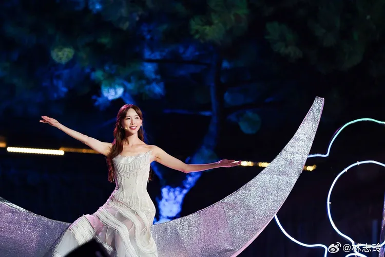 林志玲在中秋晚會化身月亮女神。翻攝林志玲微博