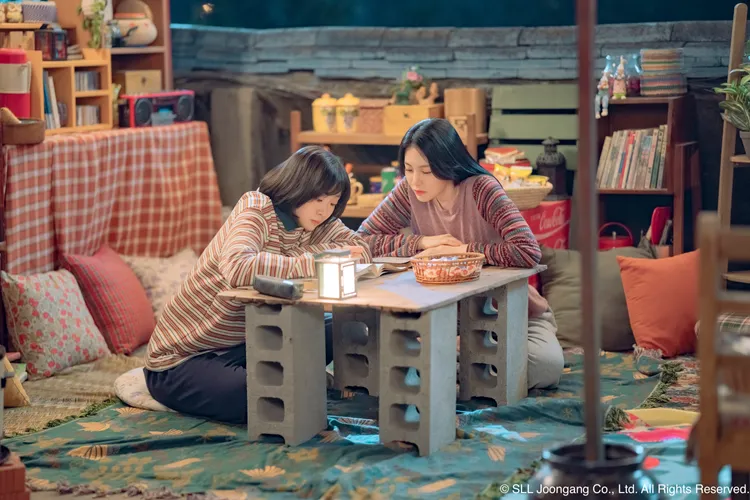 辛叡恩（右）因為劇中與金多美的友情，真正認識友誼這件事。Hami Video提供