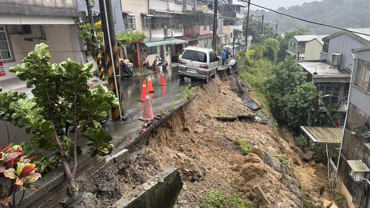 大雨導致新北三峽土石滑落 撤離3人、明打樁固定