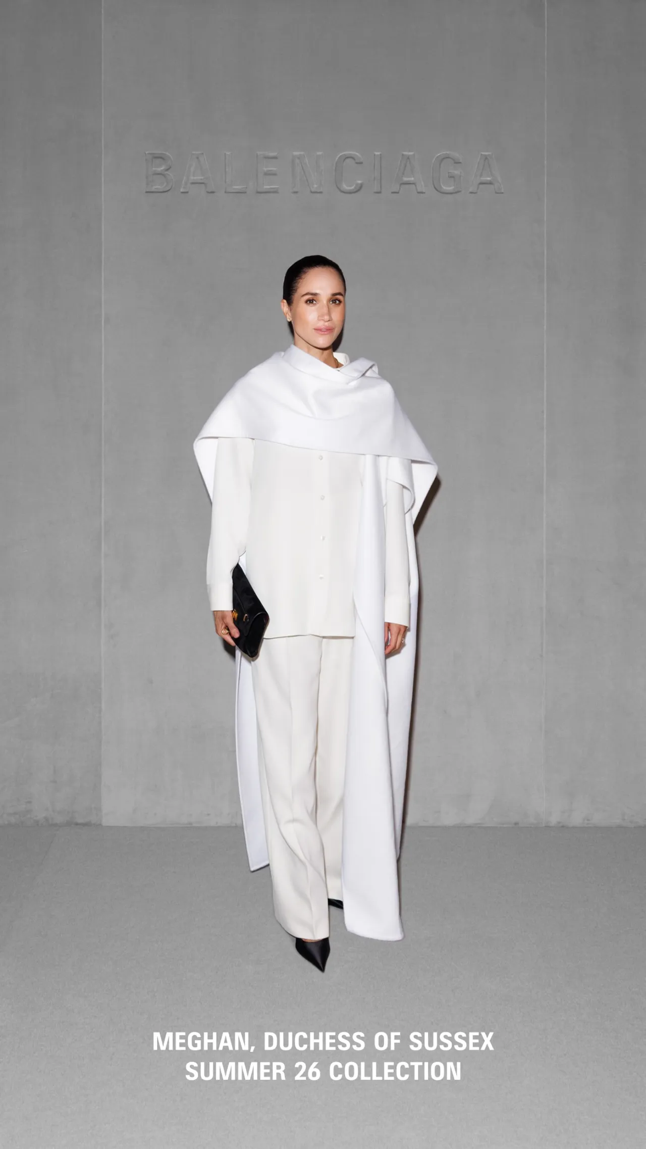 梅根马可以一袭全白Balenciage套装亮相巴黎时装周。翻摄IG