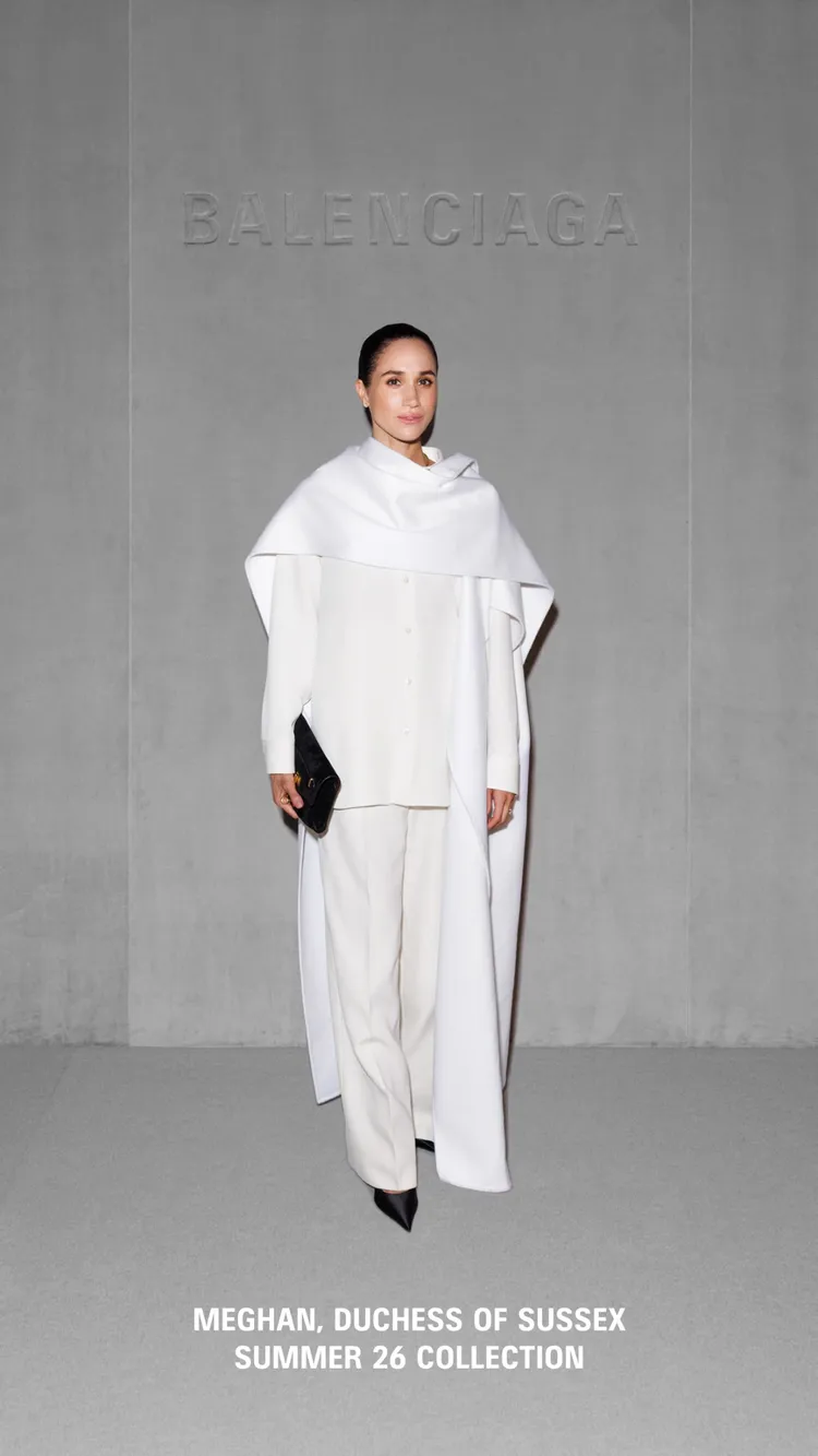 梅根馬可以一襲全白Balenciage套裝亮相巴黎時裝周。翻攝IG