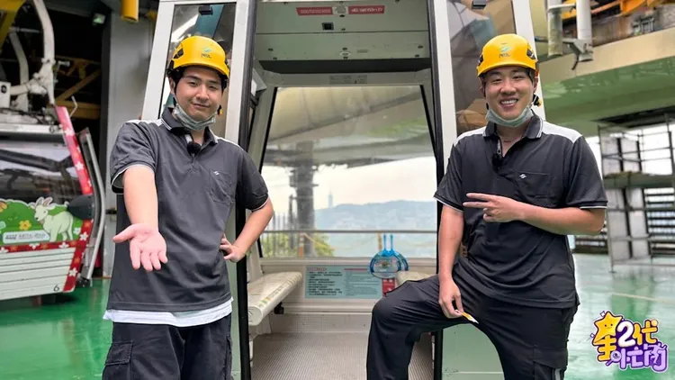 余祥銓（右）、鹿希派清潔車廂，臭味讓2人忍不住乾嘔。《星二代很忙內》提供