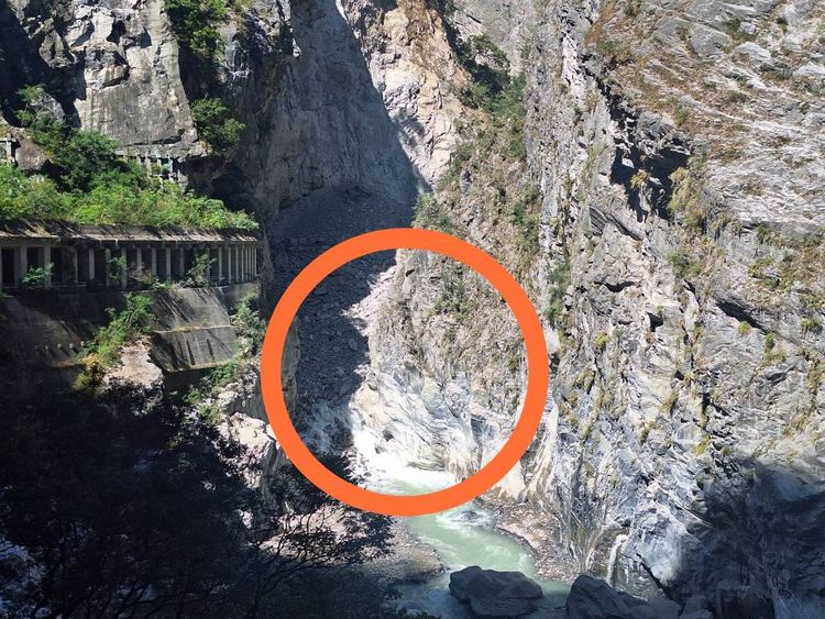 花蓮太魯閣燕子口堰塞湖溢流　水淹知名景點「酋長岩」下巴