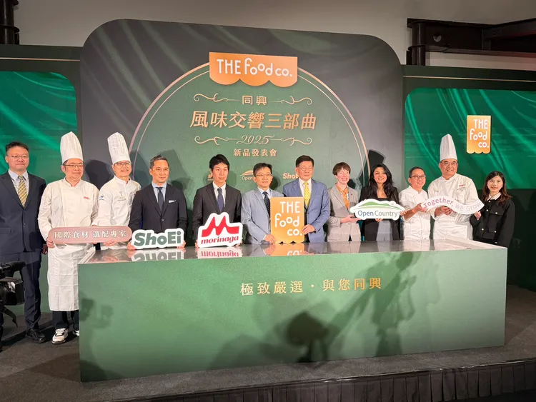 同兴实业举办「《极致严选 与您同兴》风味交响三部曲 新品发表会」,同兴实业全国经理刘世平(左起)、NONO菓子工坊创办人叶子翔、弘光科技大学食品科技所副教授吴武宪、秀爱集团董事长土屋 雄一郎、日本森永乳业经理Mr. Akihiro OOSHIMA、同兴实业董事长赖锡湖、同兴实业总经理吴正雄、纽西兰贸易发展中心处长马明华、Open Country Dairy市场经理Isha Bhadani、世界面包冠军吴宝春、45’s Bakery 创办人杨世湖。陈扬盛摄