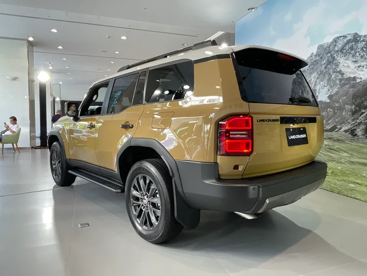 方正車身與水平腰線勾勒剛毅輪廓，寬體車身設計結合梯形輪拱與20吋鋁圈強化力量感。林浩昇攝