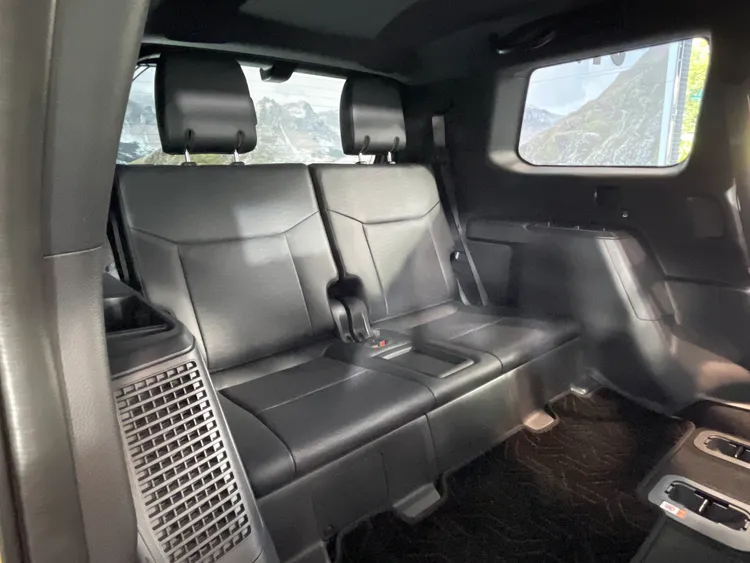 LAND CRUISER維持三排七人座的配置。林浩昇攝