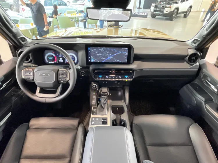 座艙設計上LAND CRUISER採水平設計語彙，提供開闊駕駛視野，並配備12.3吋數位儀表、中控螢幕與抬頭顯示器。林浩昇攝