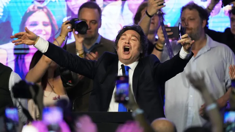 米雷伊的执政党获得压倒性胜利。美联社