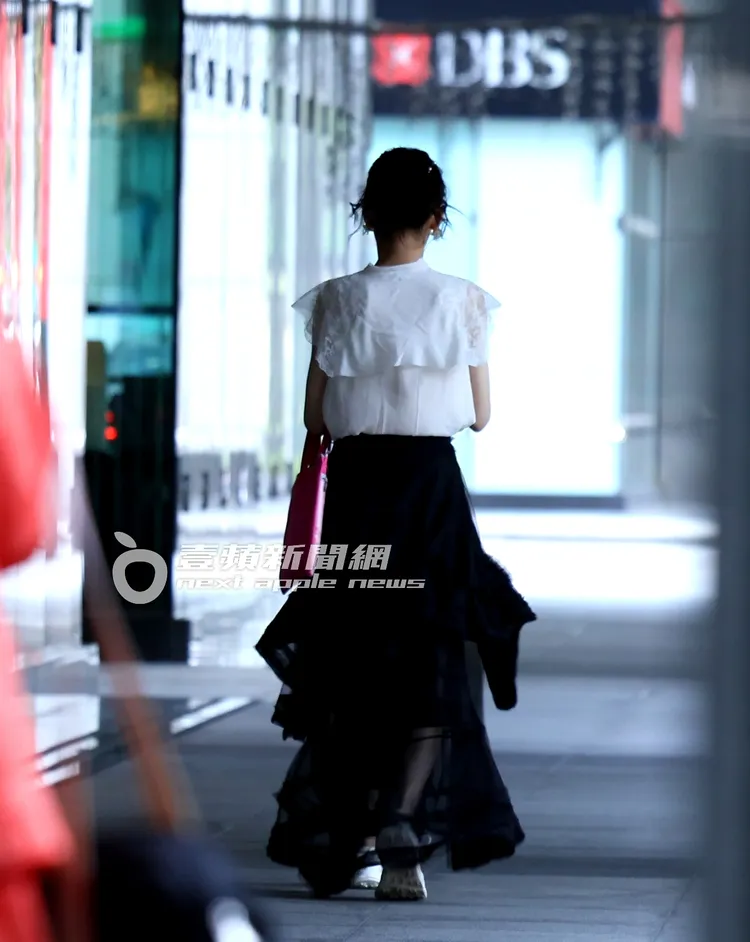 楊千霈趁空檔準備進行拍攝工作。特勤中心攝