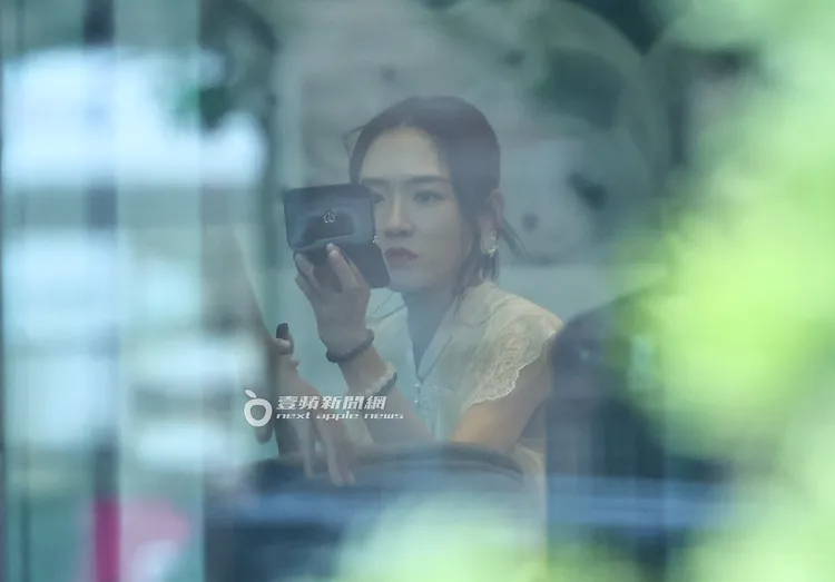 楊千霈檢視妝容效果。特勤中心攝