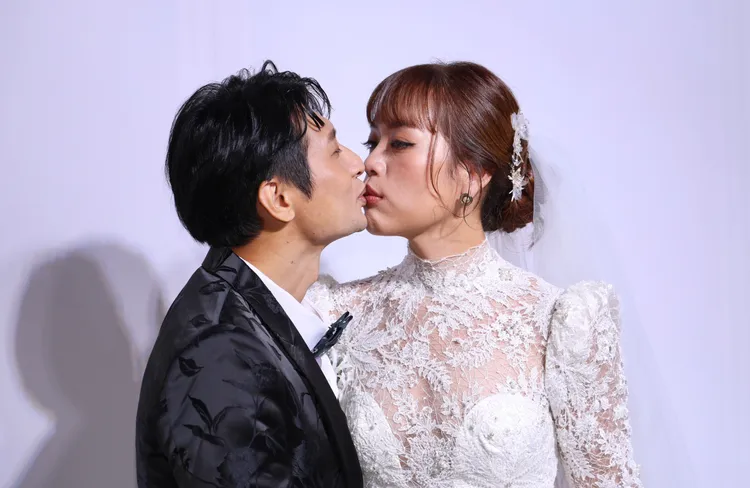 逸祥和太太甜蜜接吻。莊宗達攝