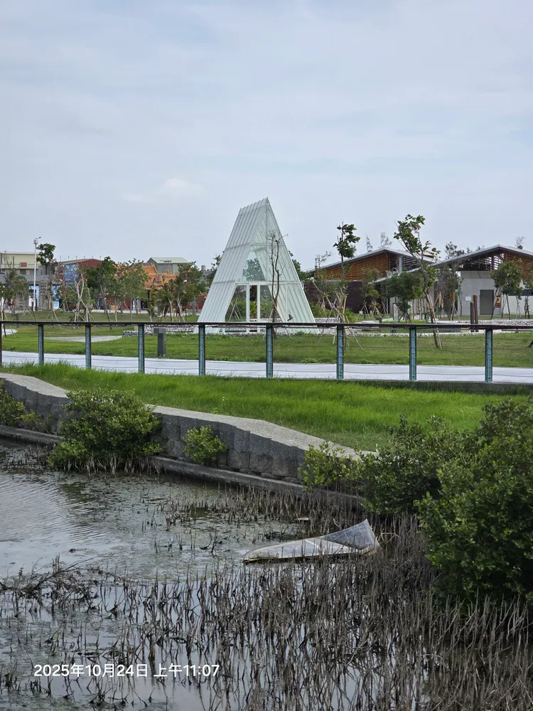 台南北門遊客中心日前還可見光電板泡在水裡。讀者提供