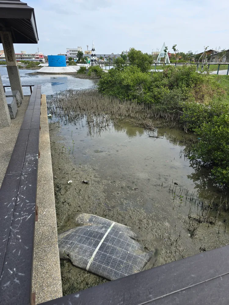 台南北門遊客中心日前還可見光電板泡在水裡。讀者提供
