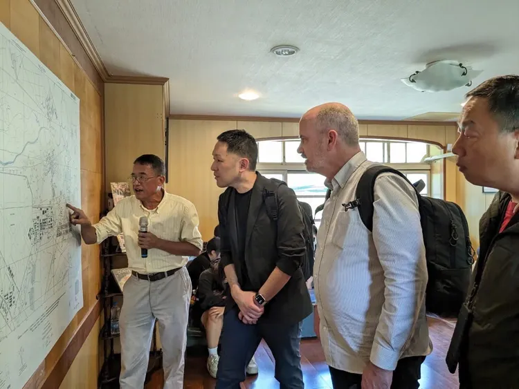 莊盛晃為外國訪客以英文導覽二戰岡山與台灣眷村歷史。岡山眷村文化協會提供