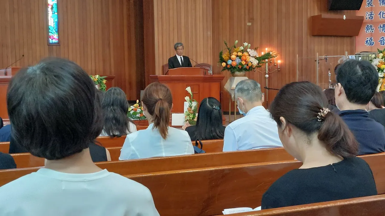 杨长镇参加庄胜晃告别礼拜。凃建丰摄