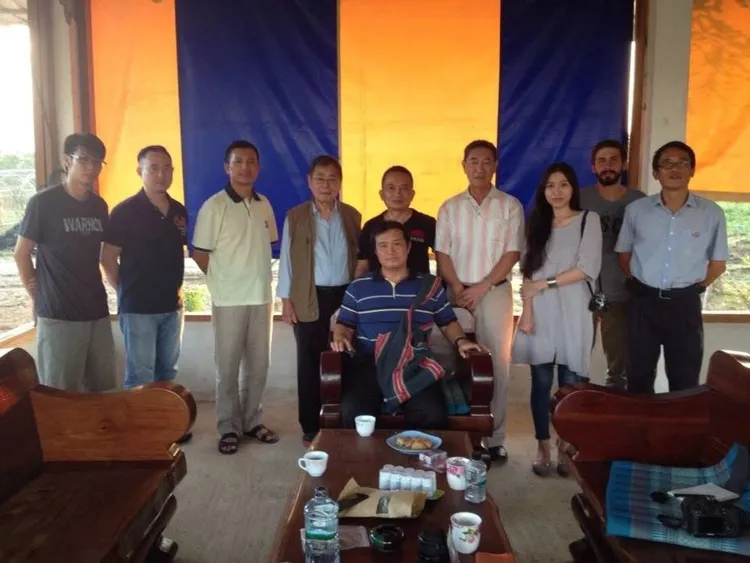 莊盛晃與緬北克倫民族反抗軍莫將軍合影。岡山眷村文化協會提供