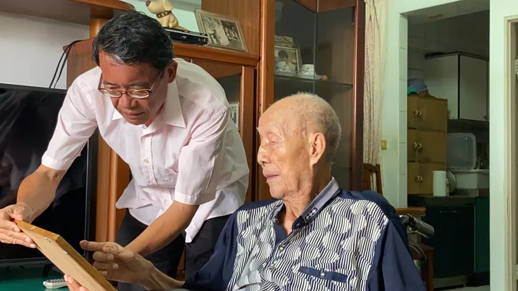 莊盛晃訪談空戰英雄葉李榮教官。岡山眷村文化協會提供