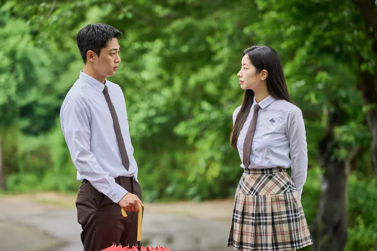 李新英（左）片中與TWICE的多賢有純純的愛。原創娛樂提供