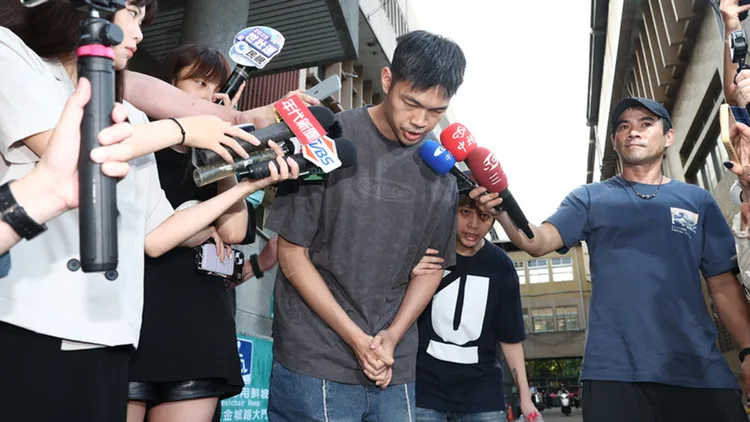 陳大天（中）涉逃兵，一度陷入經濟困難。資料照片