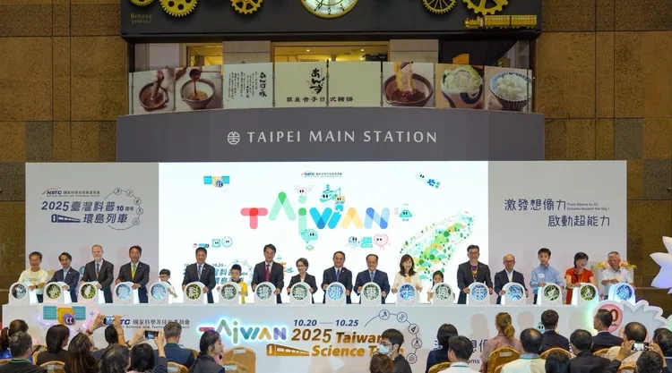 「臺灣科普環島列車」今（10/20）日自臺北站啟航，副總統蕭美琴也出席開幕儀式，肯定企業長期投入科普教育的努力，體現公私協力推動科學素養的跨界合作精神，共同為永續社會培育下一代的科學思維與環境意識。友達提供