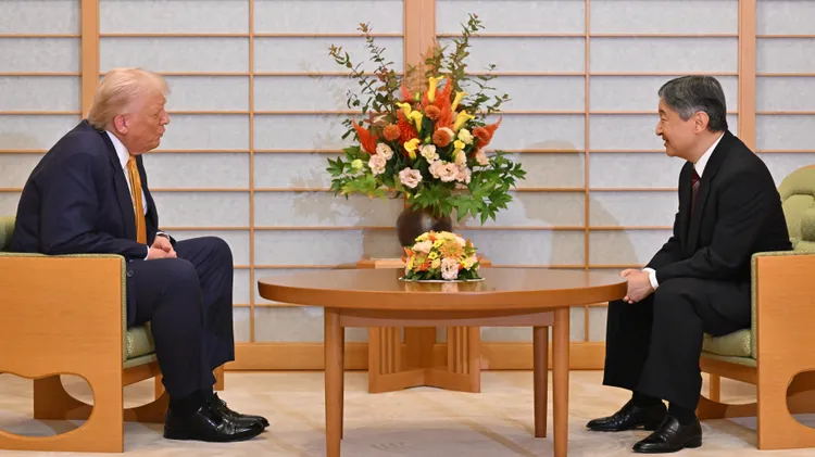 美国总统川普(左)与日本德仁天皇会谈。美联社