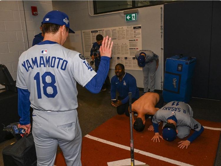 佐佐木朗希為何向山本由伸「土下座」?陪他一起跪的教練曝光原因