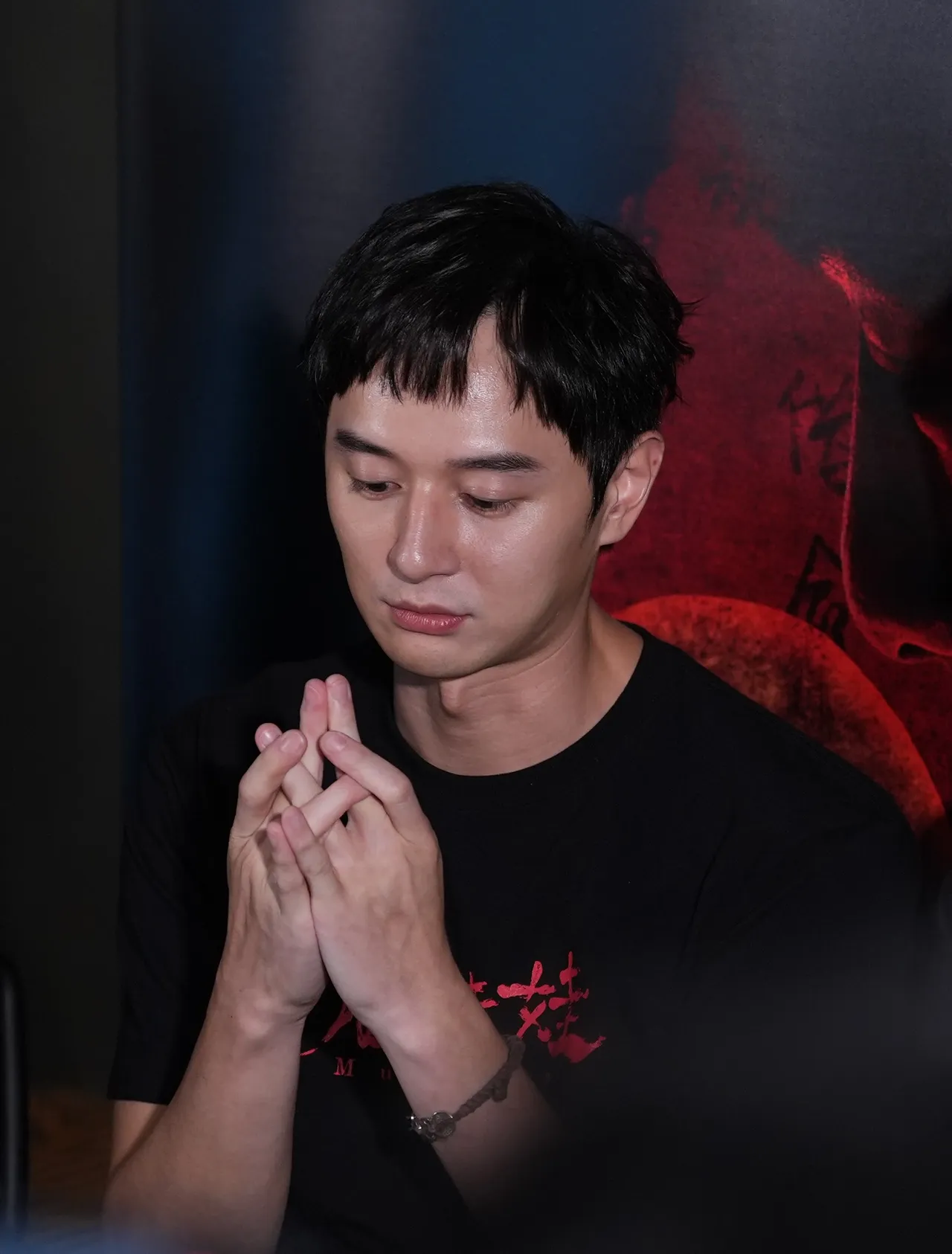 张轩睿示范结手印。彭欣伟摄