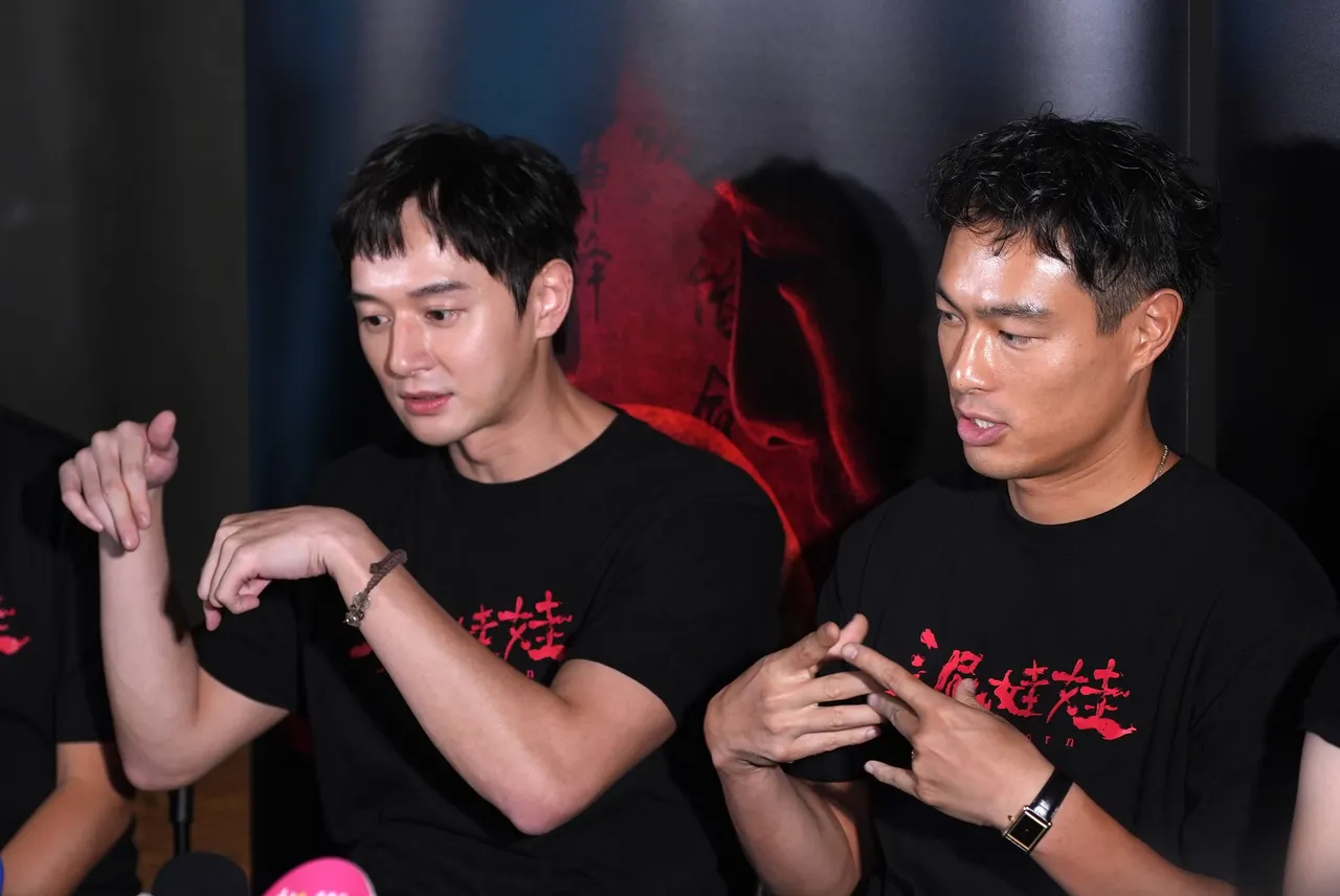 张轩睿(左)和杨祐宁结手印。彭欣伟摄