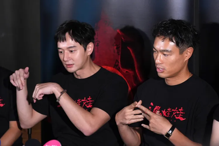 張軒睿（左）和楊祐寧結手印。彭欣偉攝