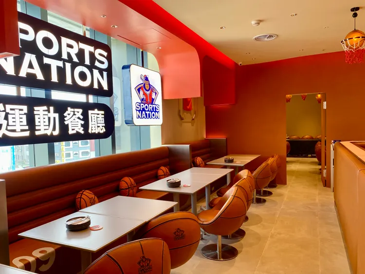 SPORTS NATION運動餐廳空間設計搭配籃球造型座椅等元素。莊偉祺攝