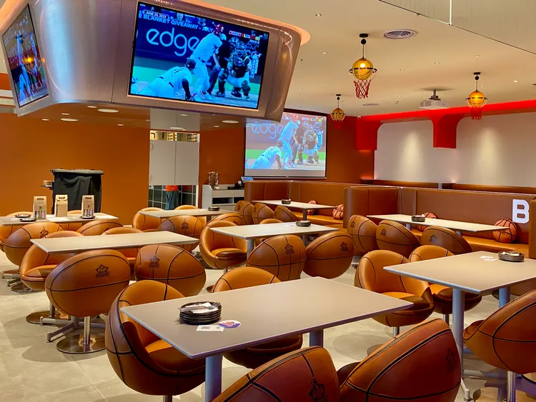 SPORTS NATION運動餐廳台南小北門店擁有長1184公分、寬112公分的超大弧形螢幕，可即時播映運動賽事。莊偉祺攝