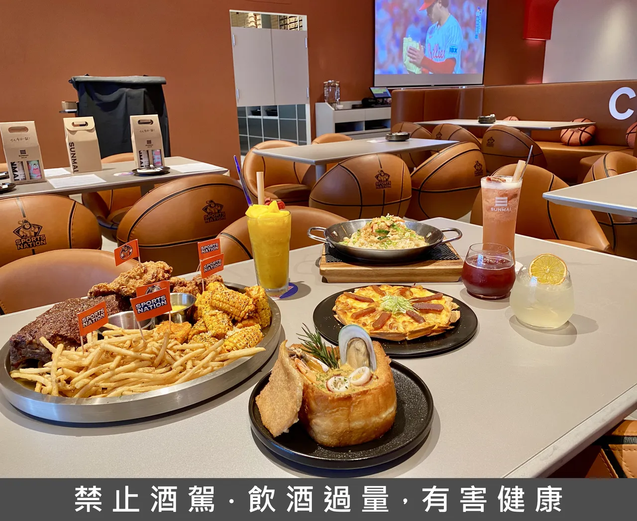 店内推出结合在地小吃的美式棺材板、乌鱼子披萨等餐点。庄伟祺摄