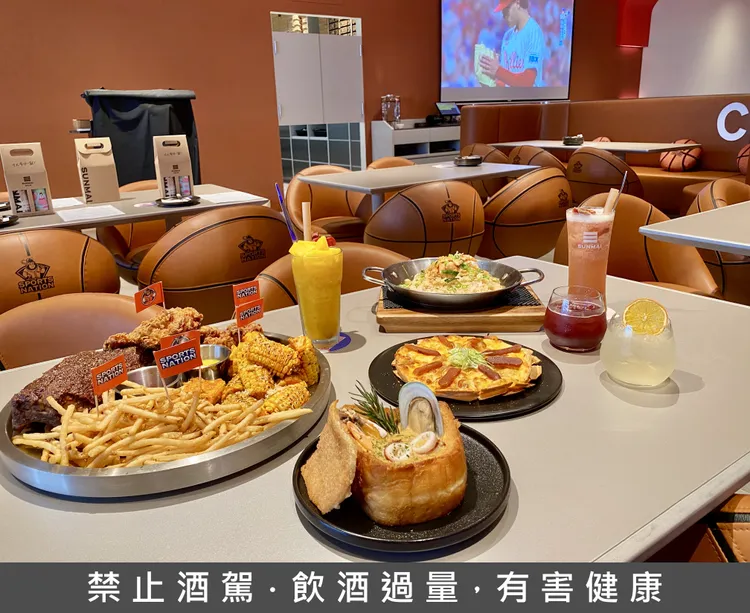 店內推出結合在地小吃的美式棺材板、烏魚子披薩等餐點。莊偉祺攝